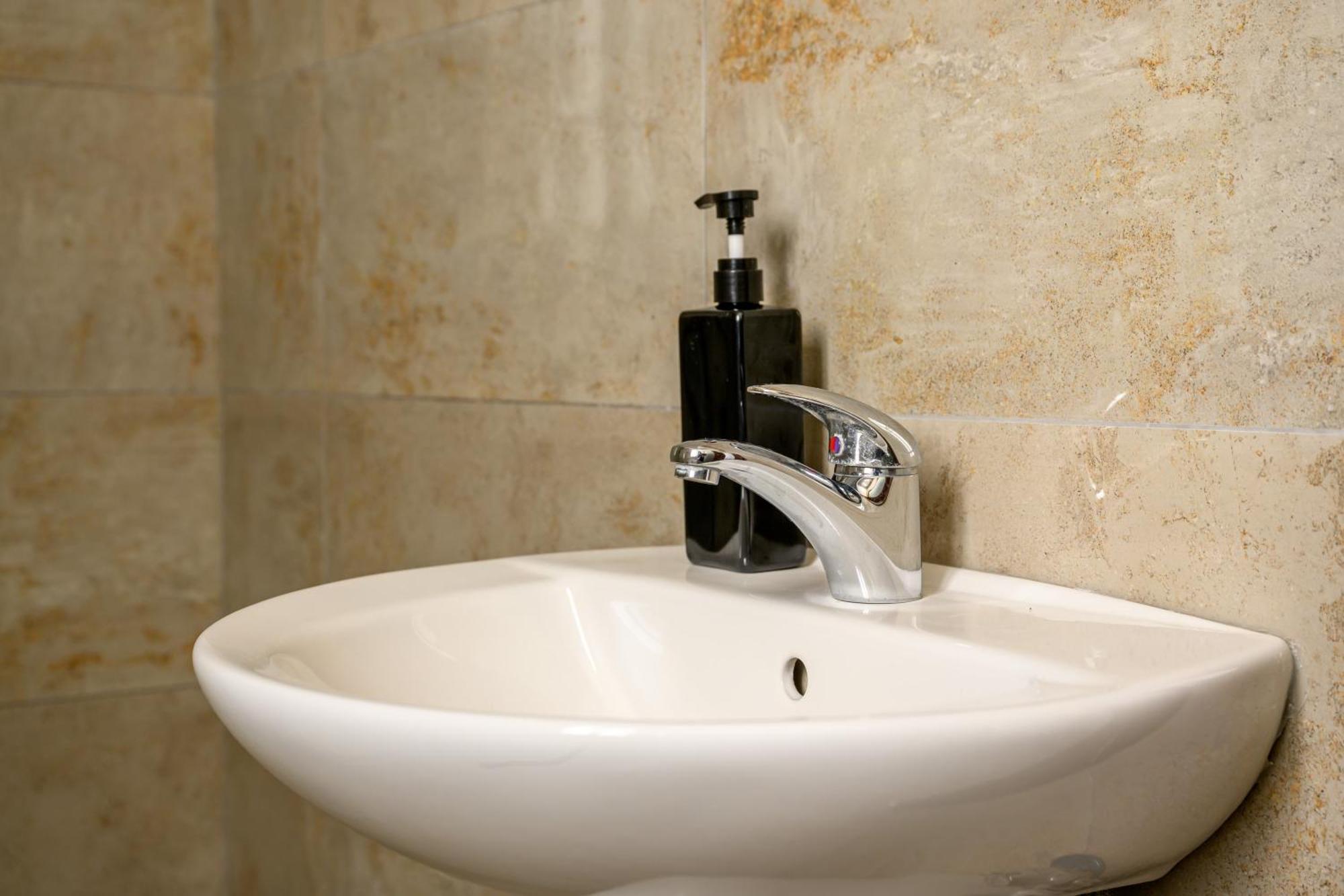 F11 Room 2, Private Room Two Single Beds Shared Bathroom In Shared Flat Msida Exterior foto